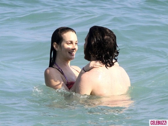 Nữ diễn viên Leighton Meester của “Gossip Girl” trong kỳ nghỉ ở Rio de Janeiro cùng bạn trai mới Aaron Himelstein hôm 4/4/2012.